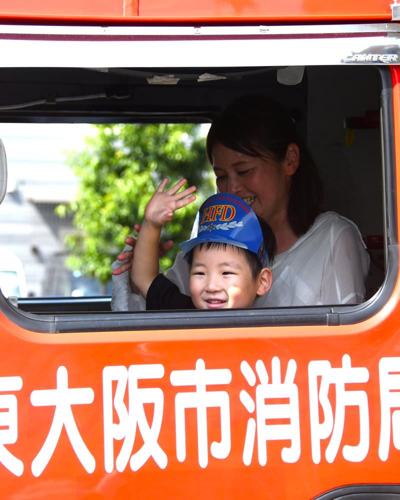 消防車に乗る親子