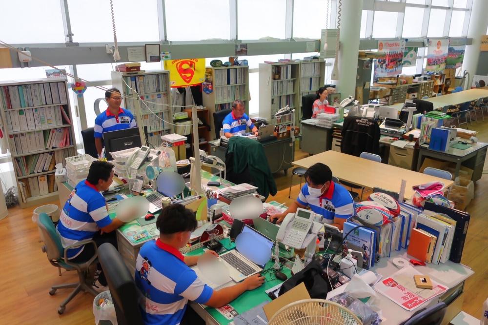 釜石市職員が東大阪市PRポロシャツを着用