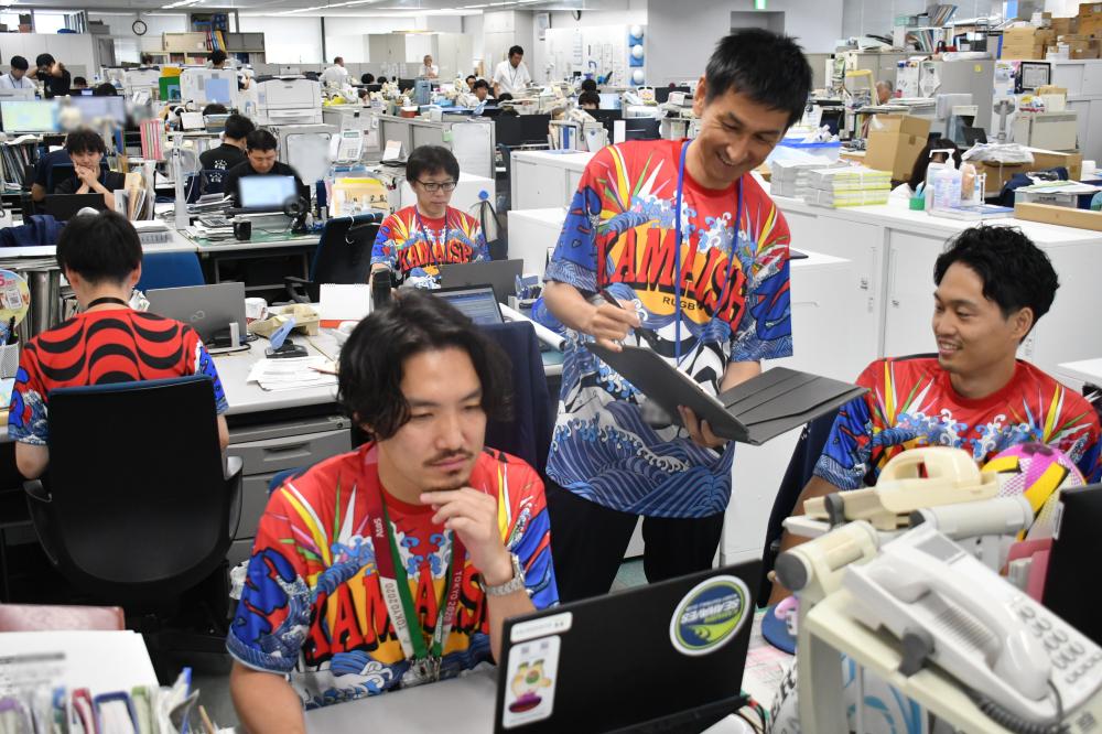 東大阪市職員が釜石市PRTシャツを着用