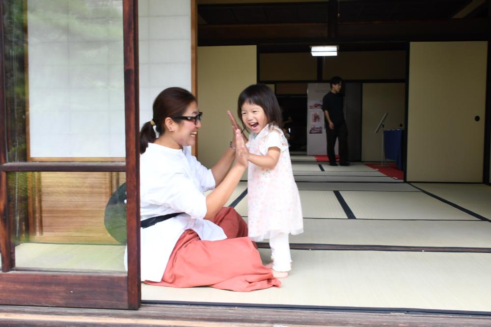 座敷でくつろぐ親子