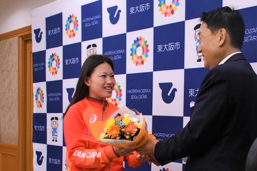 野田市長より杉本選手へ花束の贈呈