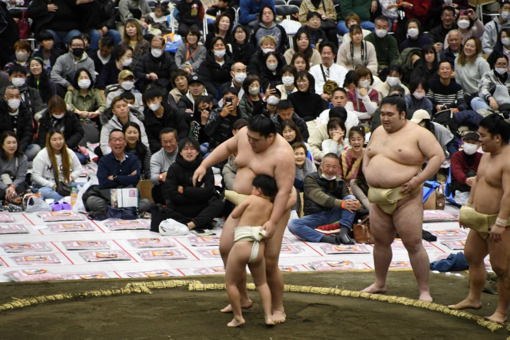 子どもと力士のぶつかり稽古