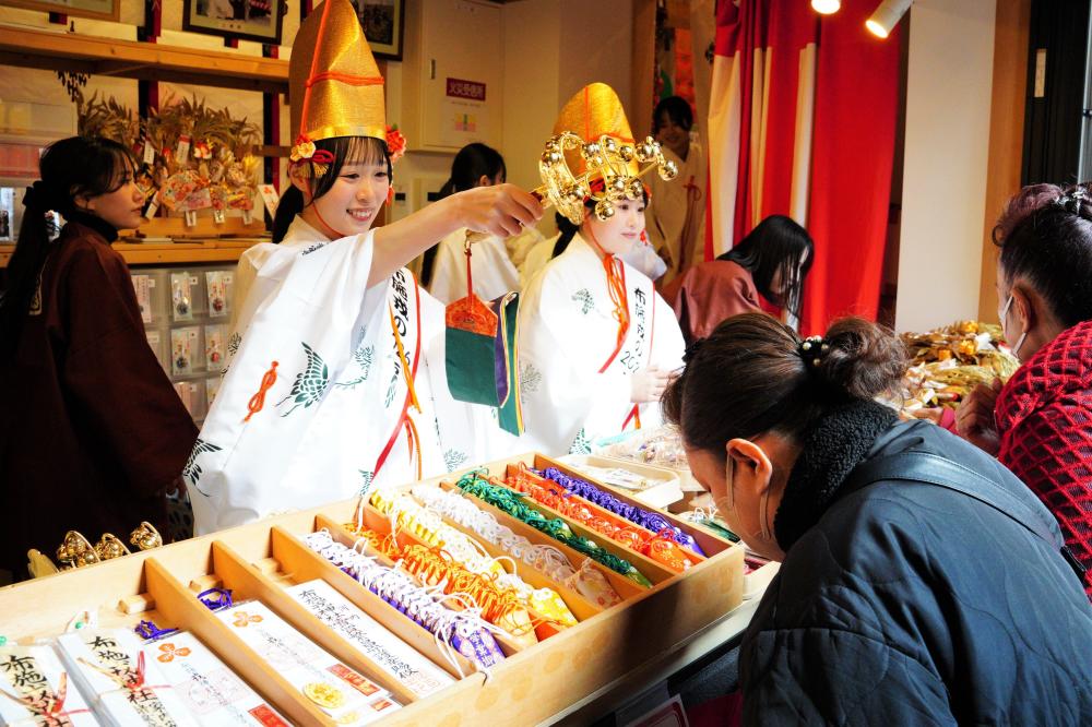 福娘が神楽鈴を振ってお祓い