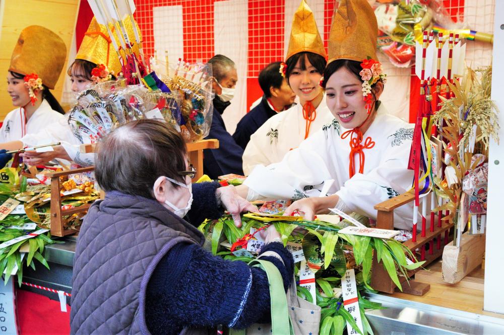 福娘「ようお参りです」と語りかけ