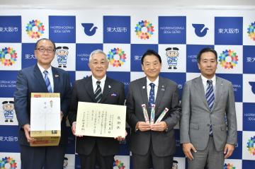 歯ブラシ寄贈に対する感謝状贈呈の写真