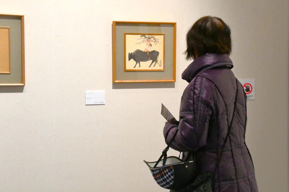 展示を見学する人