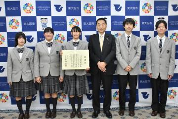 寄付収受に係る感謝状贈呈(東大阪大学敬愛高校様)