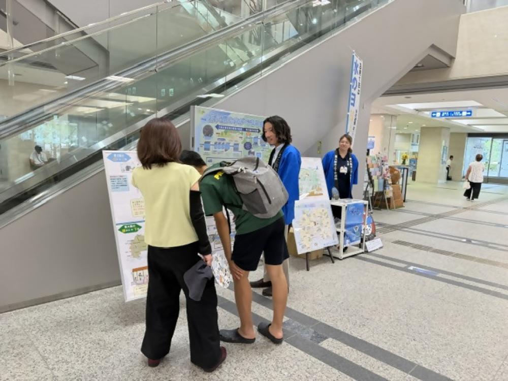 展示物について説明する様子