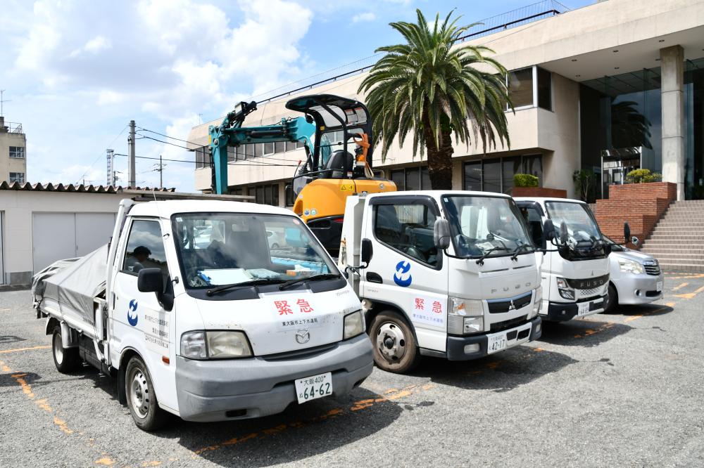 車両5台(普通車1台、トラック3台、バックホウ1台)