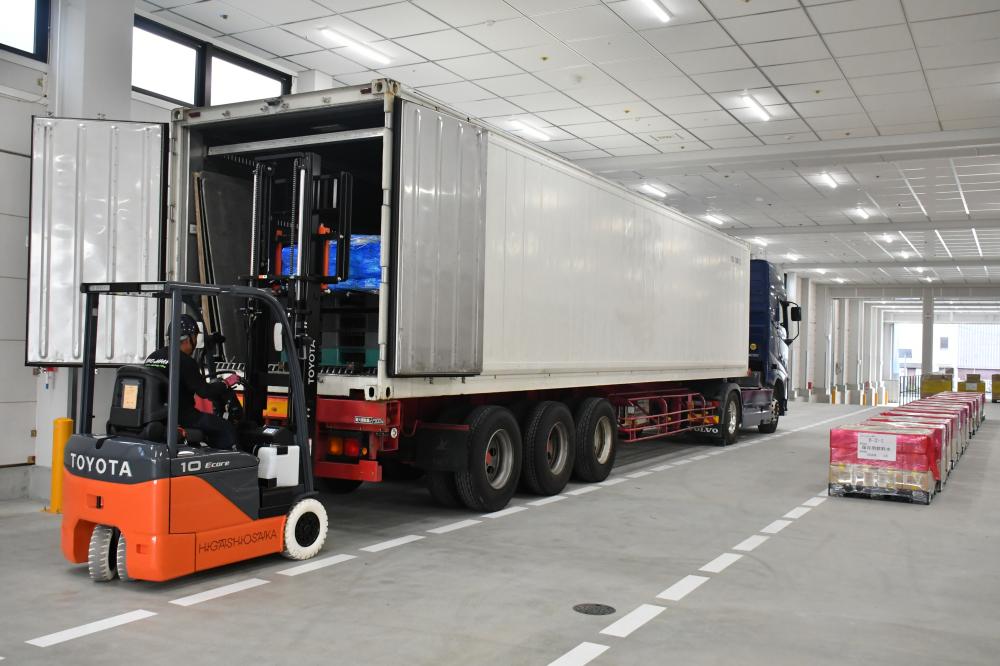 トレーラー車に積み込む様子