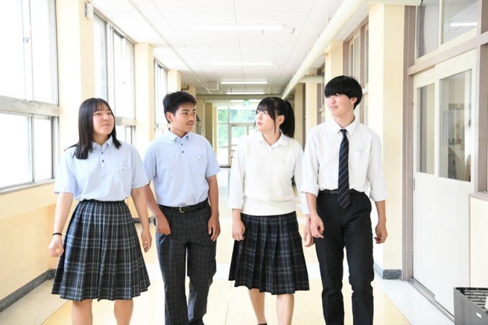 中学生と日新高校の生徒