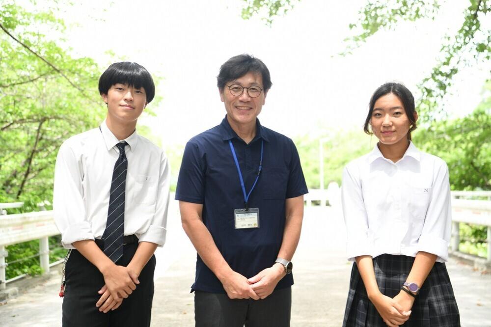 日新高校の生徒と校長