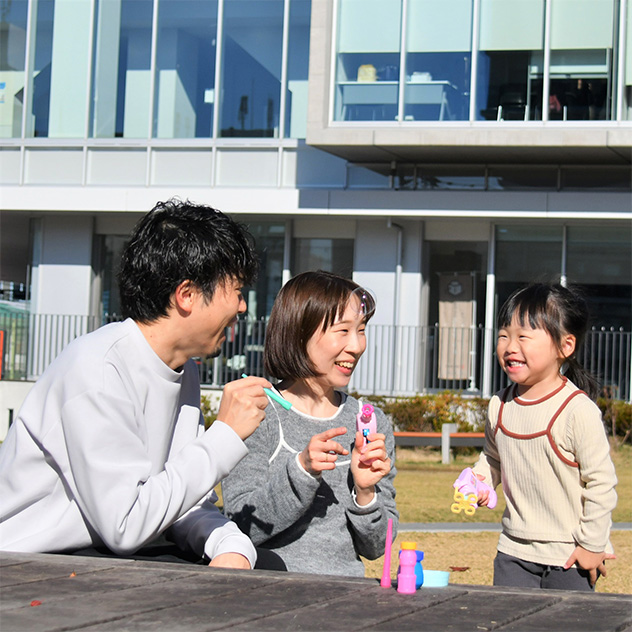 シャボン玉で遊ぶ親子
