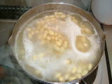 大豆を茹でる写真